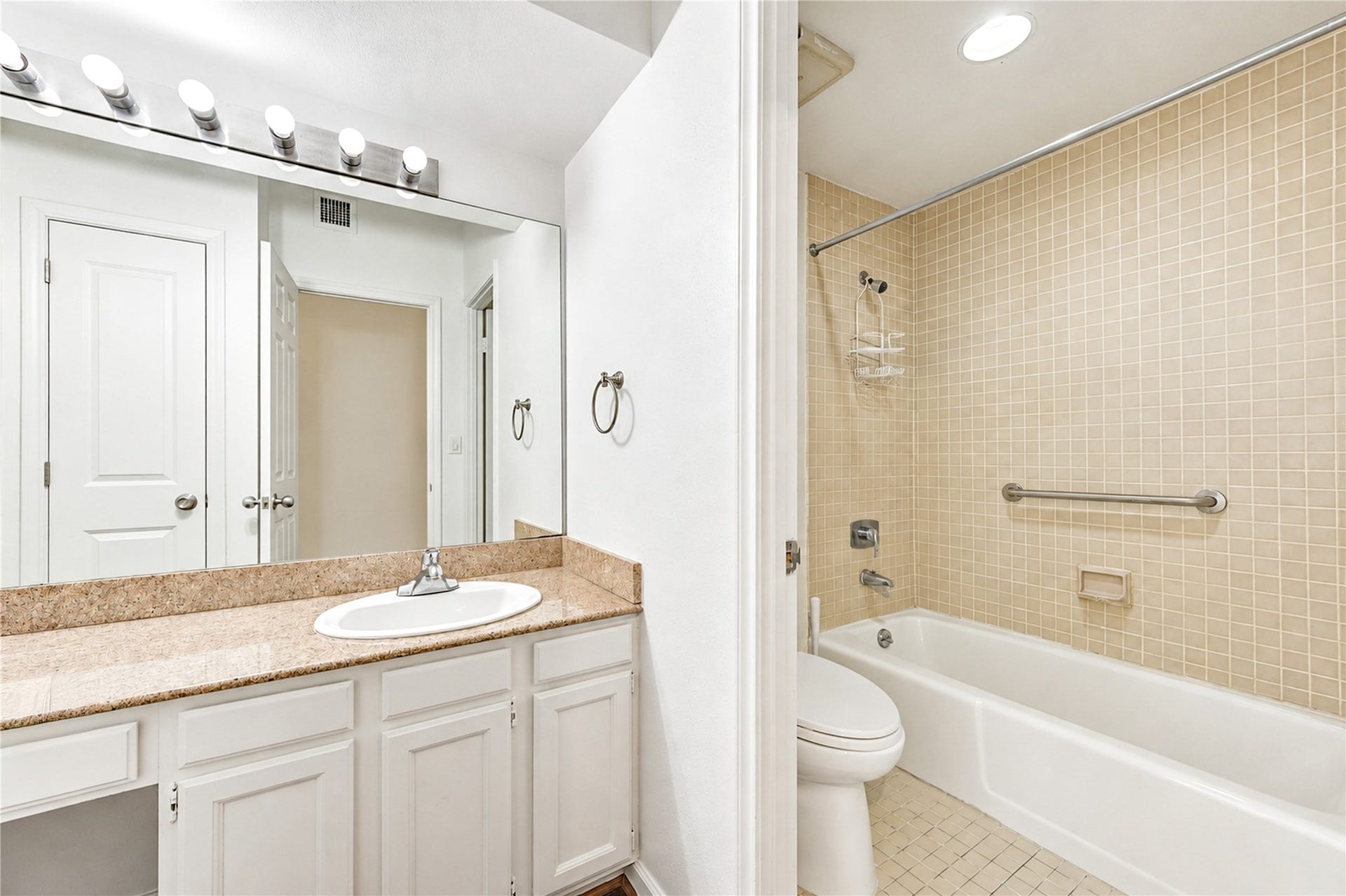 1111 Bering Drive, #706, Houston, TX 77057 Bathroom 1