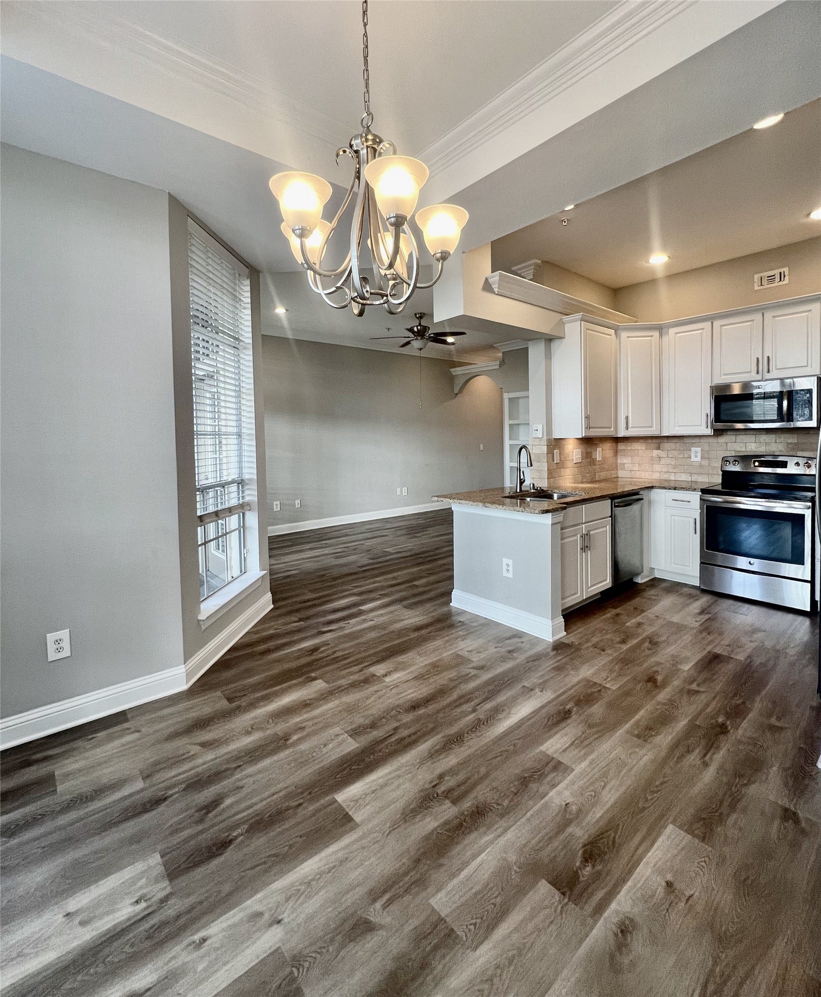 5353 Memorial Drive, #4013, Houston, TX 77007 943 SqFt, 1 bedroom/1 bathroom on the 2nd floor.