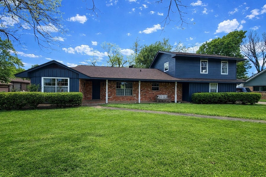 Property photo for 311 Southern Oaks Drive, Lake Jackson, TX