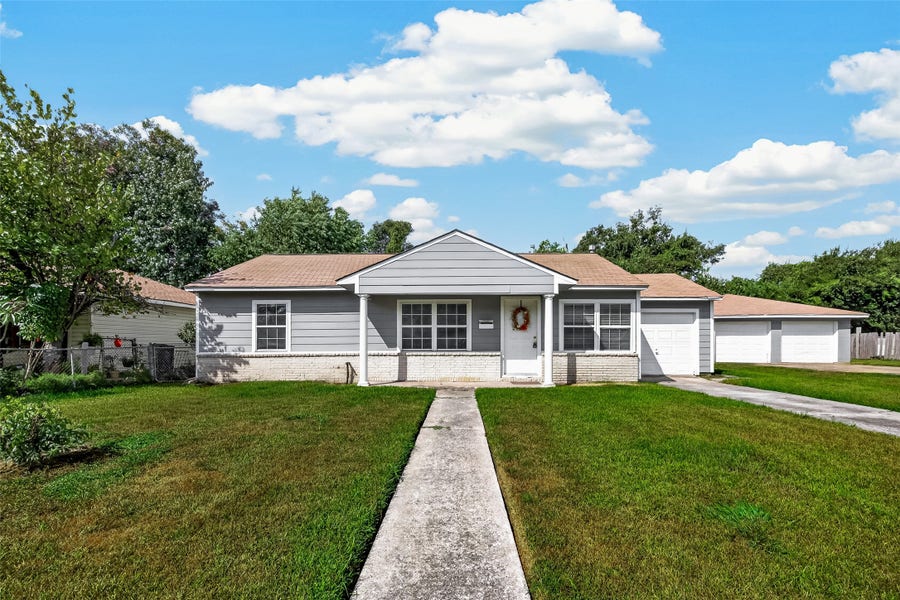 Property photo for 512 W Oak Street, Highlands, TX