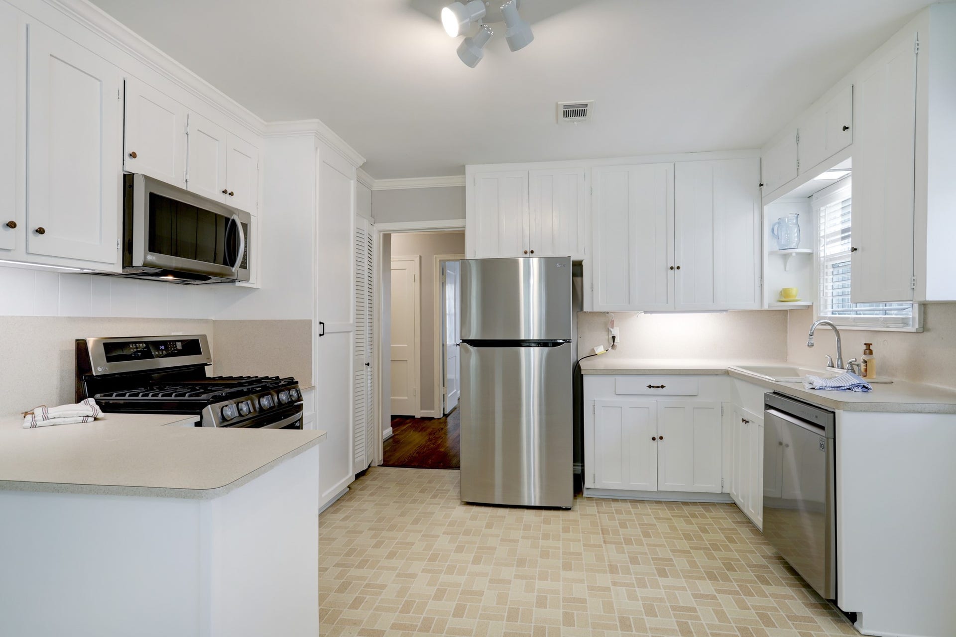5217 Locust Street, Bellaire, TX 77401 Kitchen, all appliances included