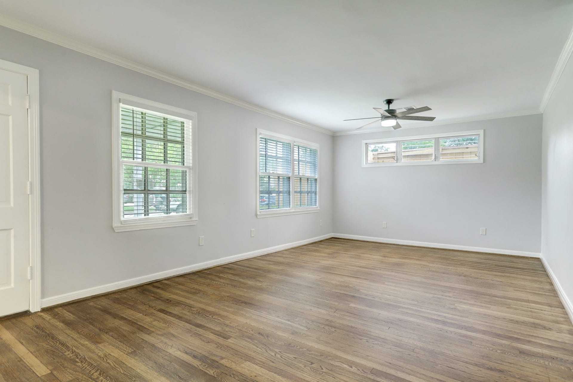 5217 Locust Street, Bellaire, TX 77401 Living room filled with natural light