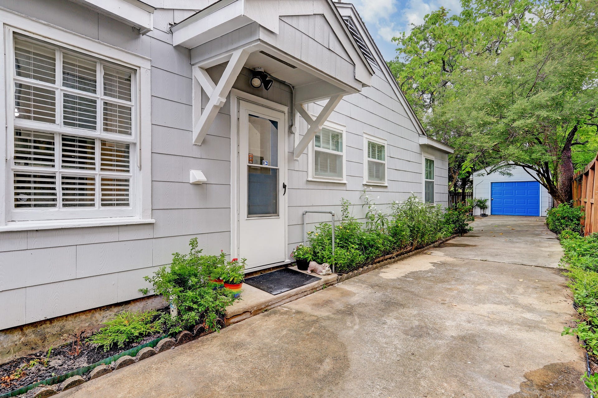 5217 Locust Street, Bellaire, TX 77401 Leading from kitchen to the long driveway