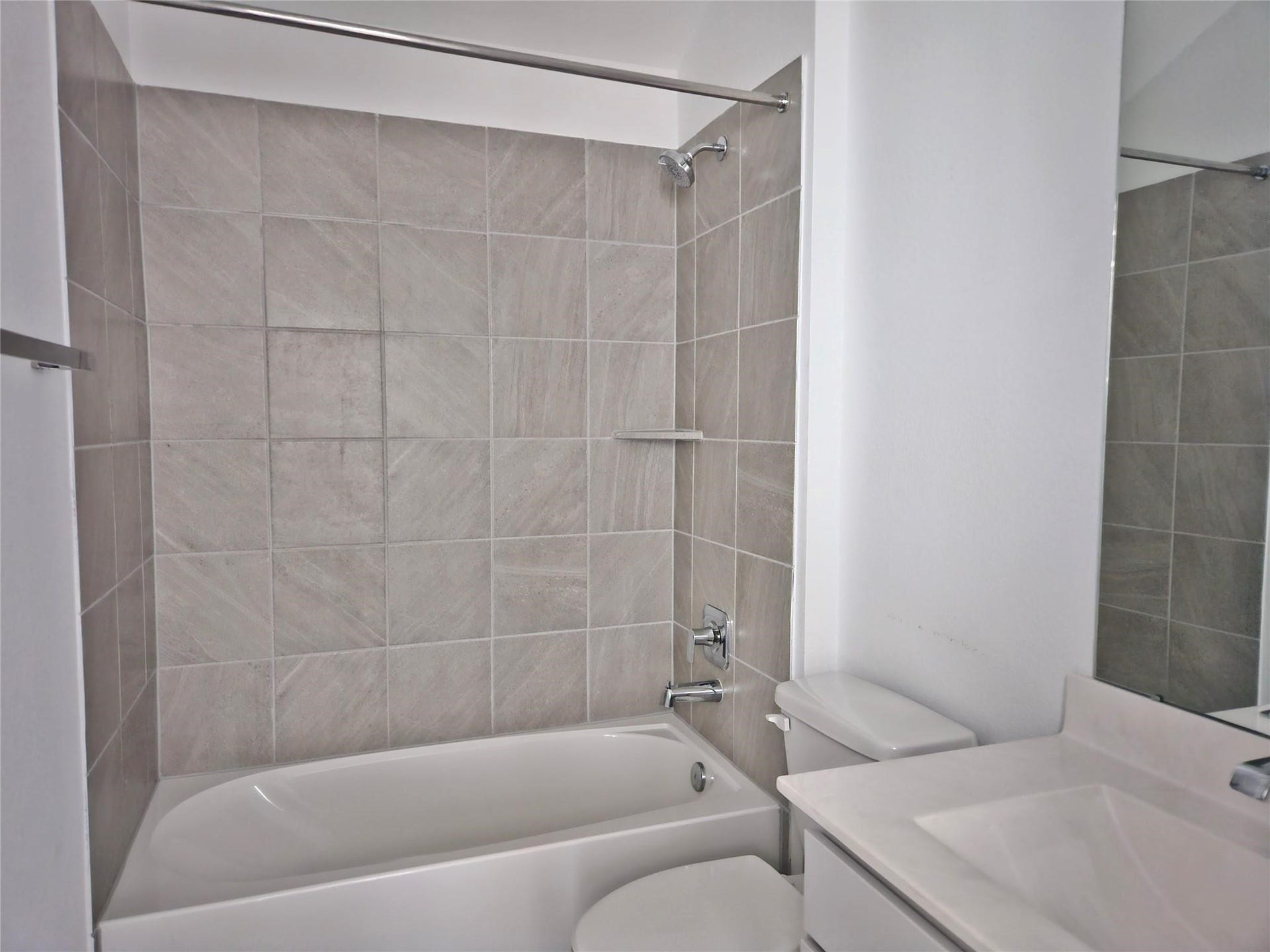 5029 Almond Terrace Drive, Katy, TX 77493 Full secondary bathroom.