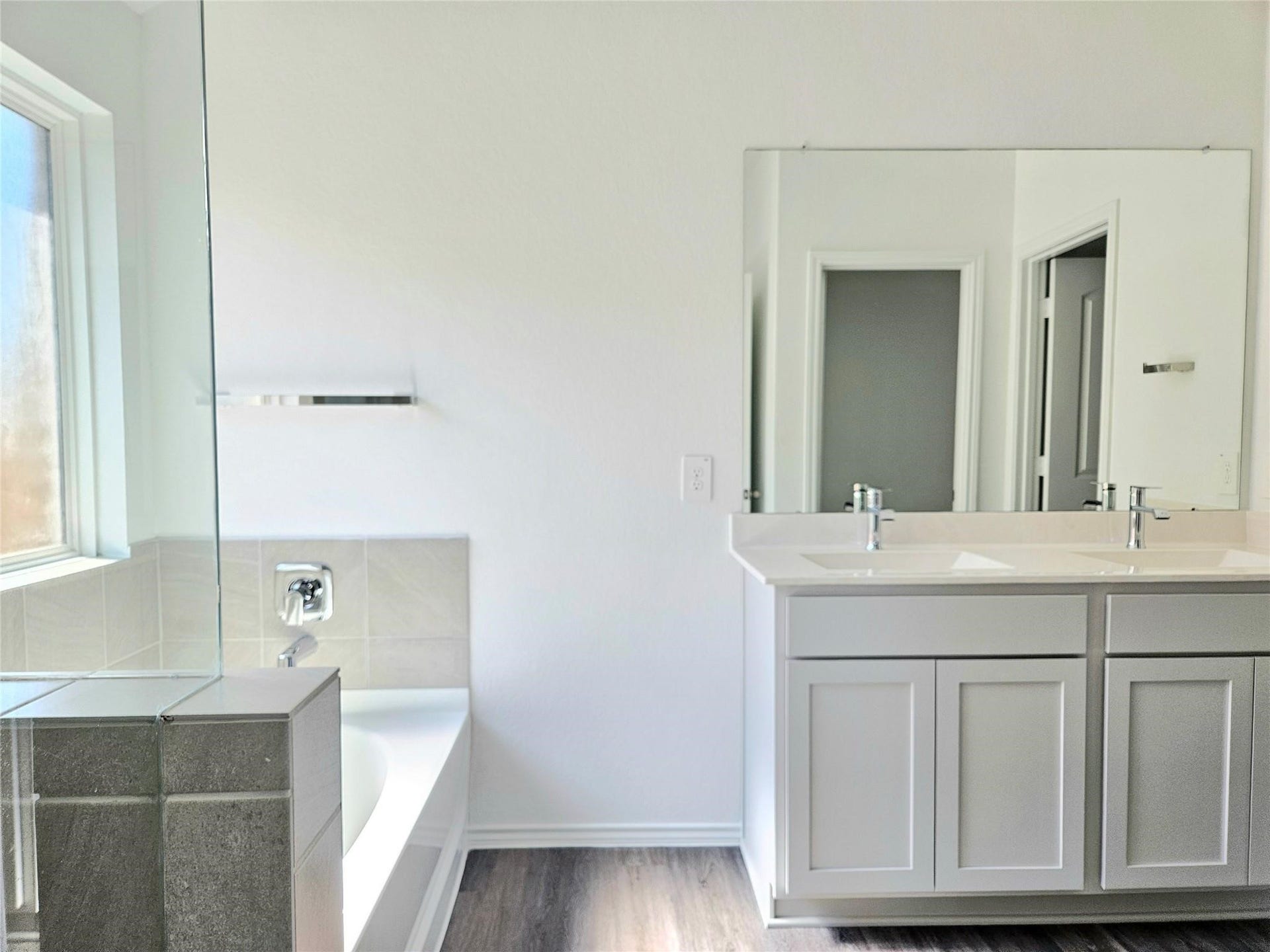 5029 Almond Terrace Drive, Katy, TX 77493 Unwind in this primary bathroom.