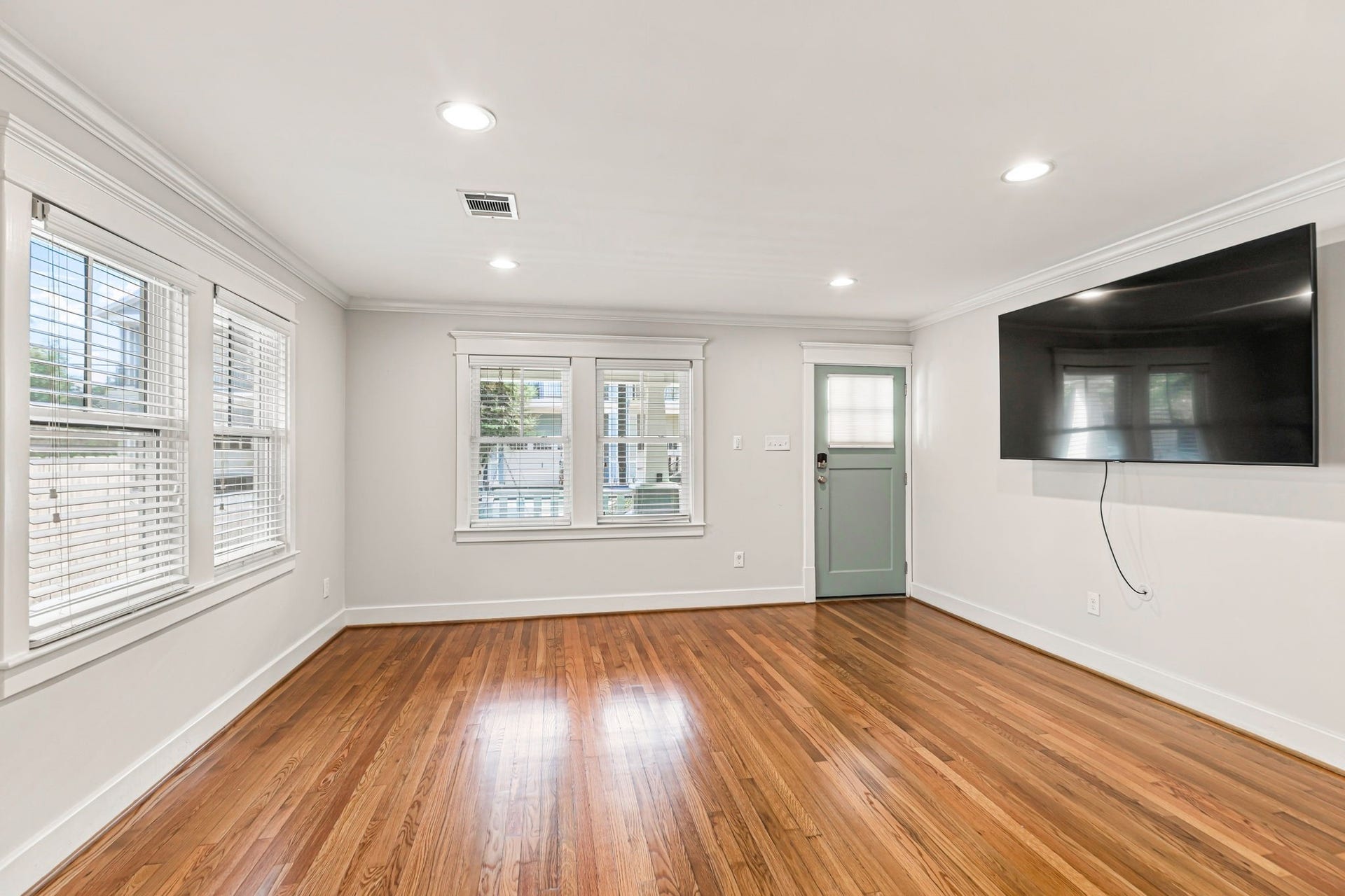 1329 Lawrence Street, Houston, TX 77008 Huge living area fully open to the kitchen. Home comes with a large mounted TV.