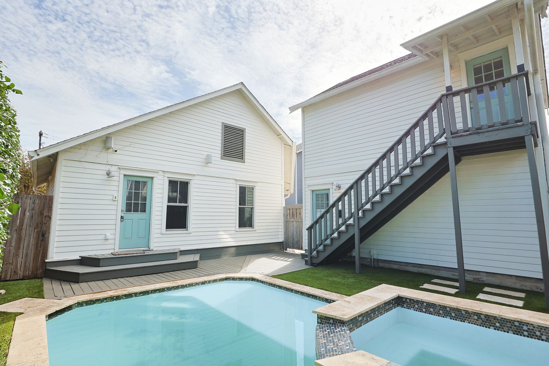 1329 Lawrence Street, Houston, TX 77008 Nice cool pool and hot tub ! Great for the whole year!