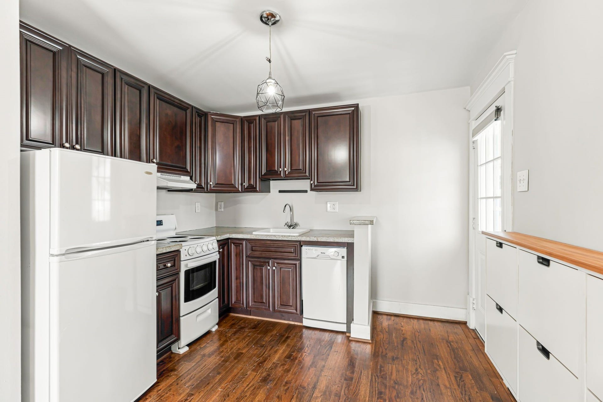 1329 Lawrence Street, Houston, TX 77008 Garage apartment with full kitchen.