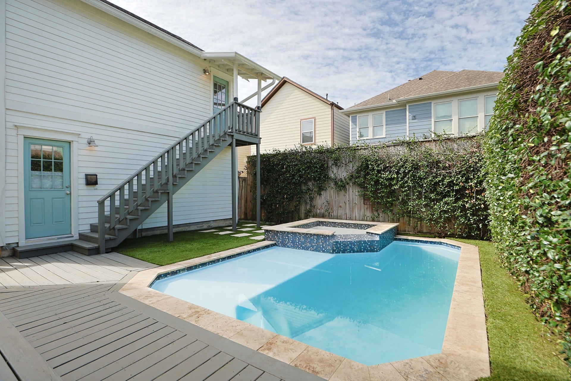 1329 Lawrence Street, Houston, TX 77008 Nice big pool and spa !