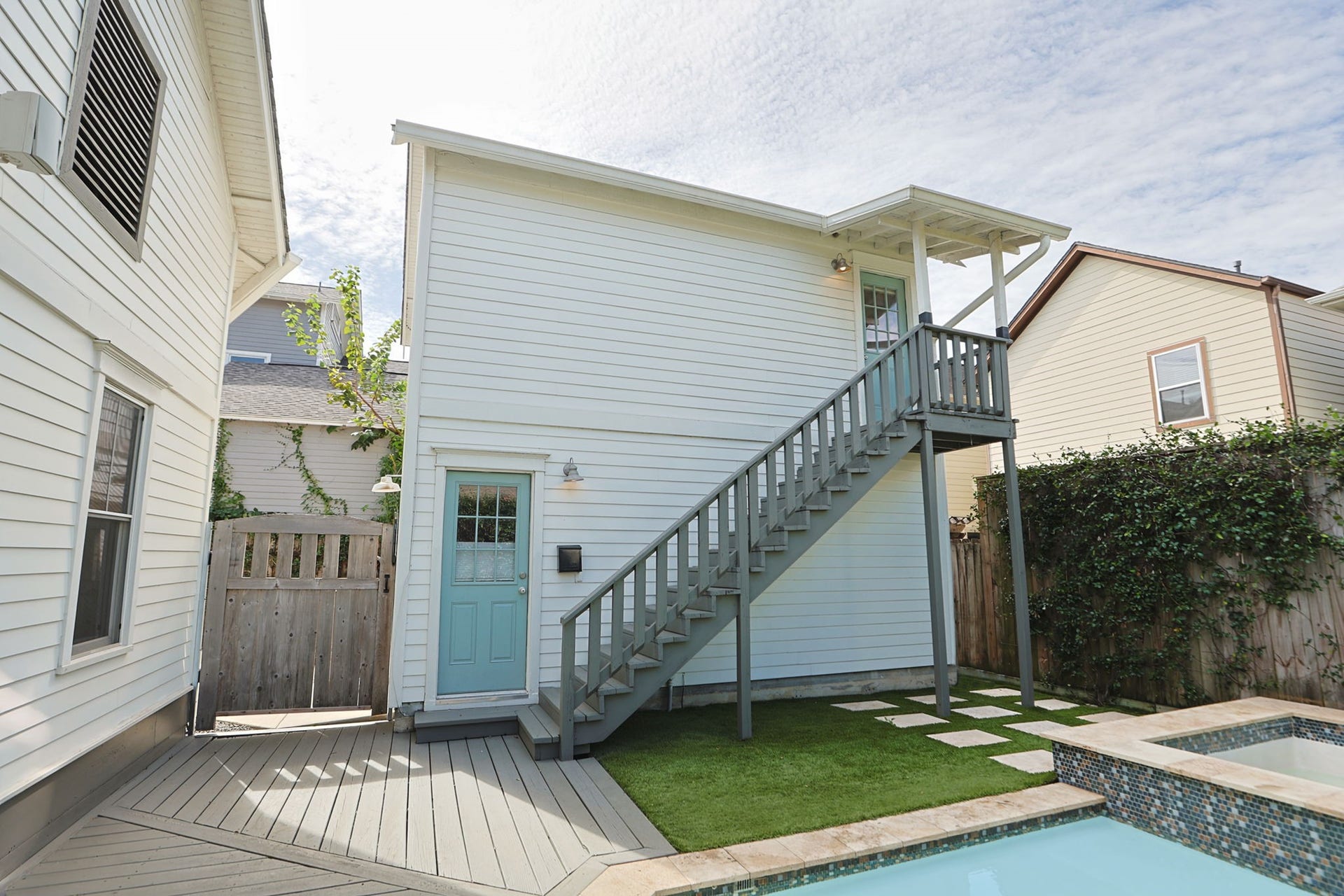 1329 Lawrence Street, Houston, TX 77008 Garage apartment !