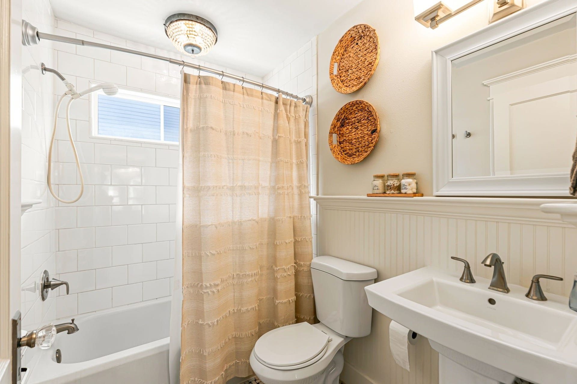 1329 Lawrence Street, Houston, TX 77008 Nice secondary bathroom is between the two secondary bedrooms in the main house.