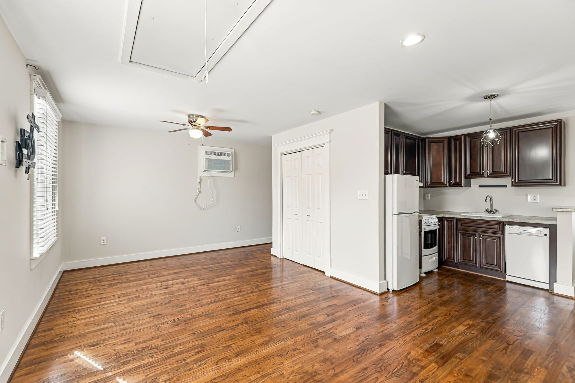 1329 Lawrence Street, Houston, TX 77008 Garage apartment is nice a roomey !