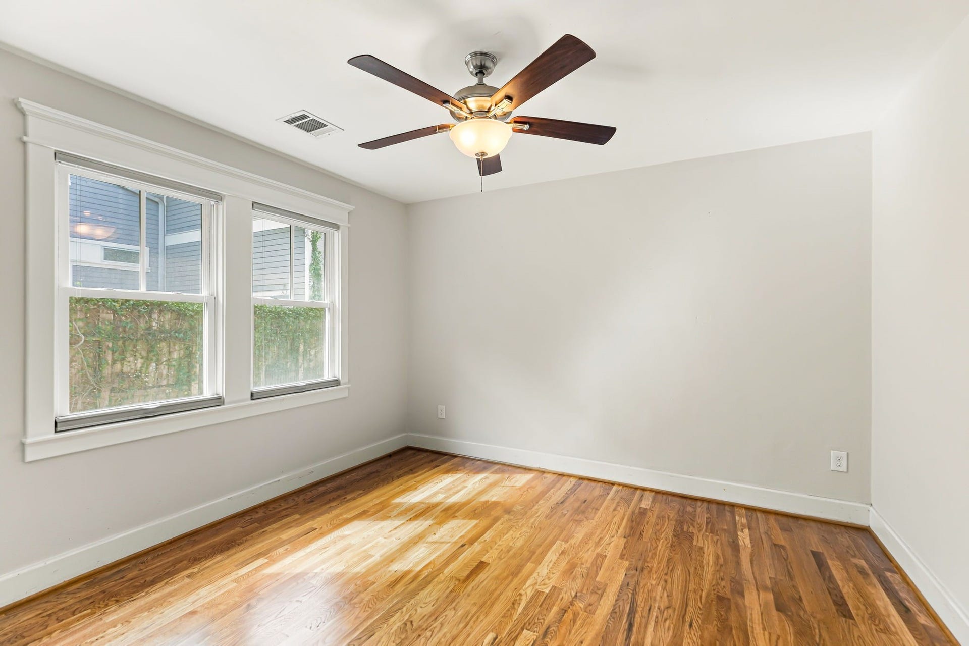 1329 Lawrence Street, Houston, TX 77008 Another of the two large seconday bedrooms.