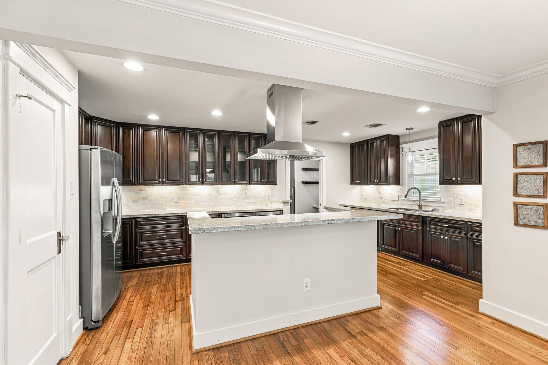 1329 Lawrence Street, Houston, TX 77008 Nice big island kitchen is a chefs dream!