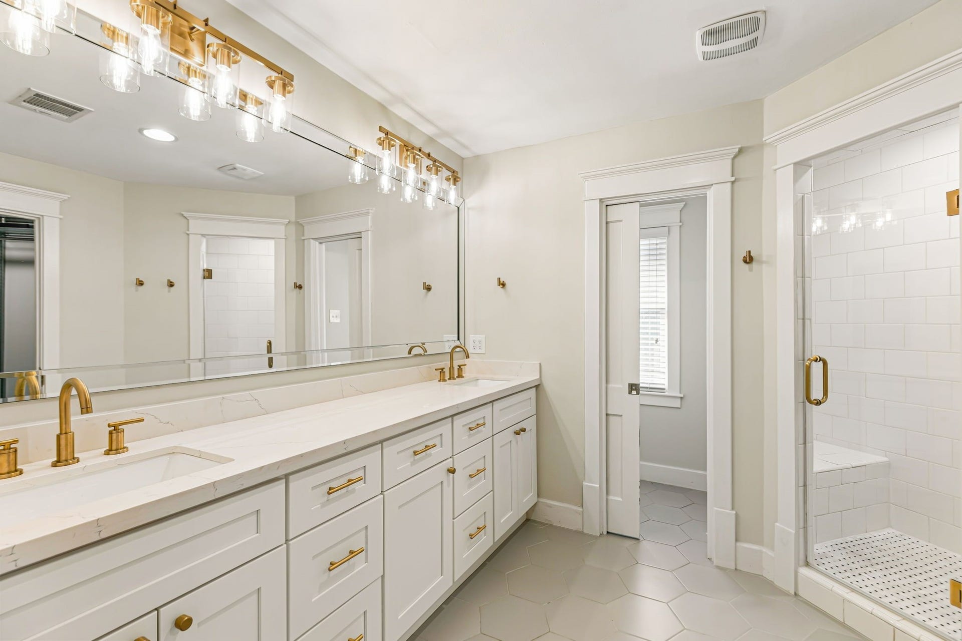 1329 Lawrence Street, Houston, TX 77008 Beautiful primary bath!