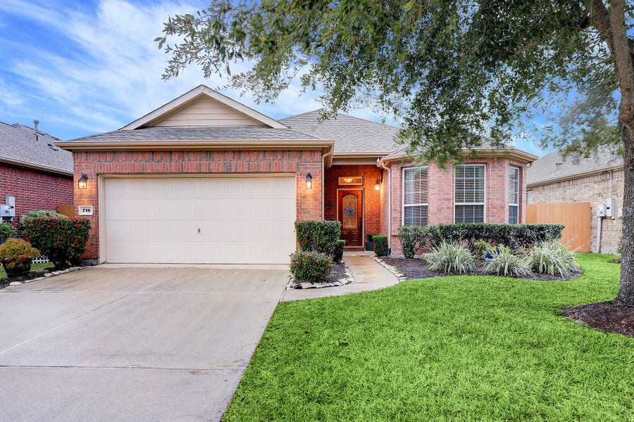 Property photo for 716 Cortona Court, League City, TX