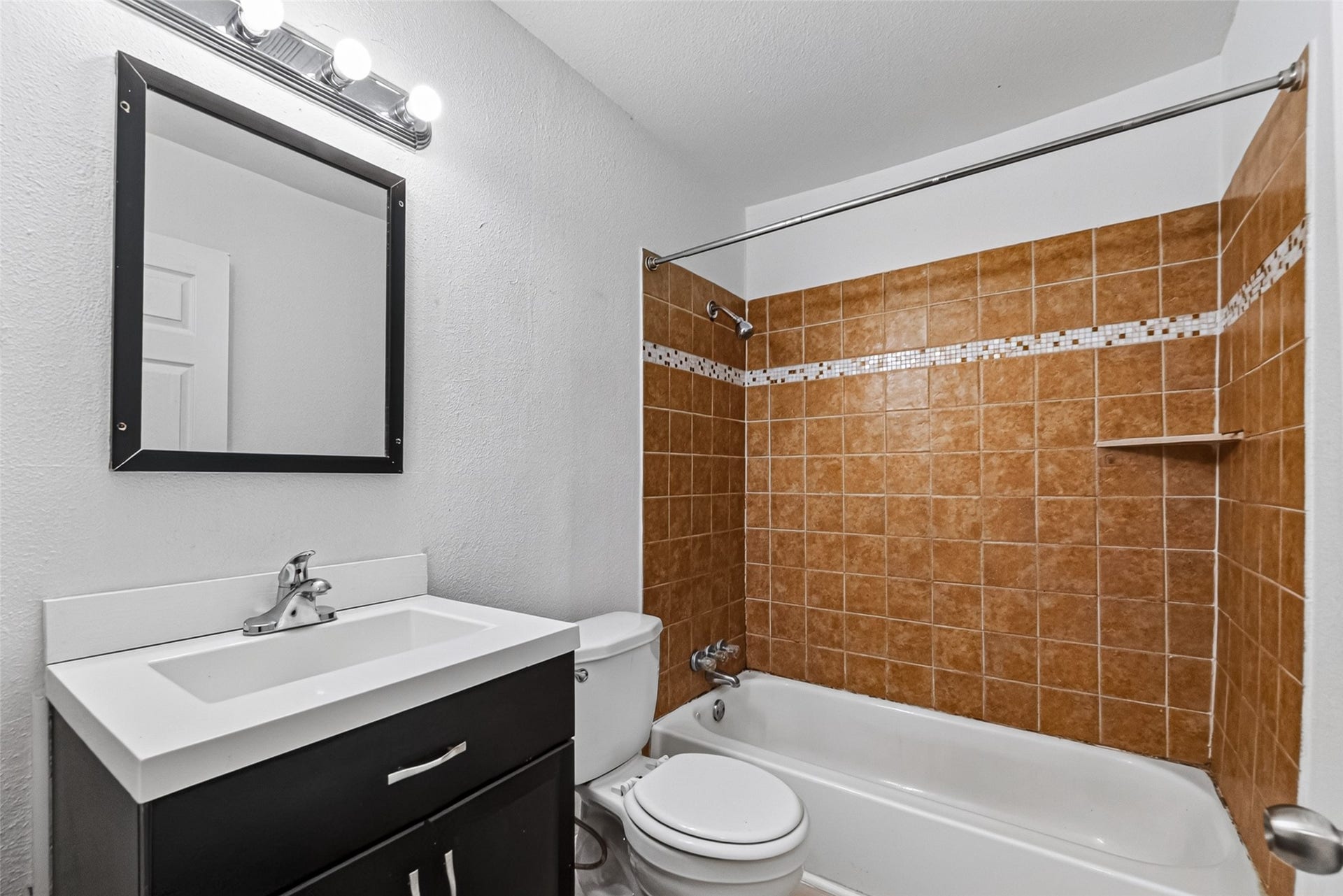 1504 Lawrence Avenue, Pasadena, TX 77506 PRIMARY BATHROOM