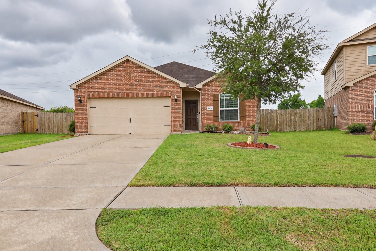 1634 Pink Stone Drive, Rosharon, TX 77583 Beautiful exterior, plenty of driveway space due to the larger lot size.