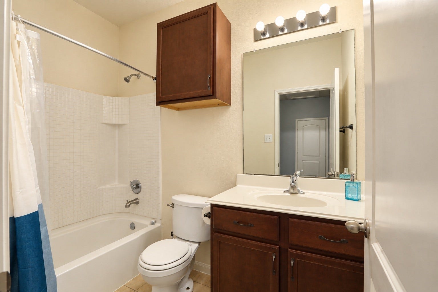 1634 Pink Stone Drive, Rosharon, TX 77583 Bathroom #2 Tub and shower combo