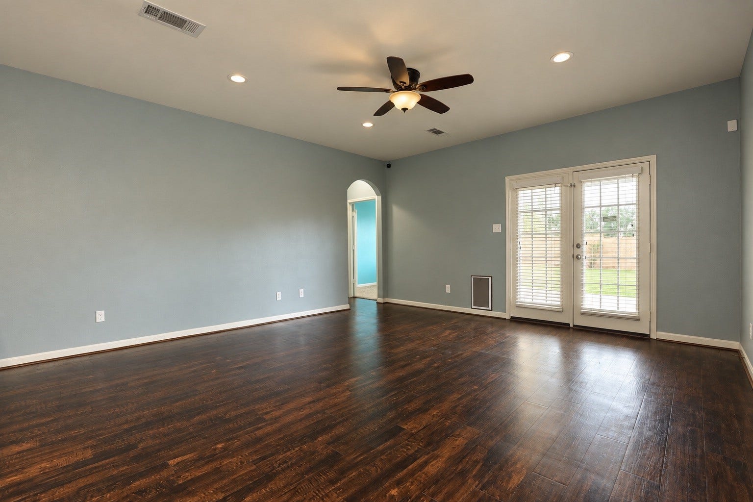 1634 Pink Stone Drive, Rosharon, TX 77583 Very nice size living space, remote control fan.