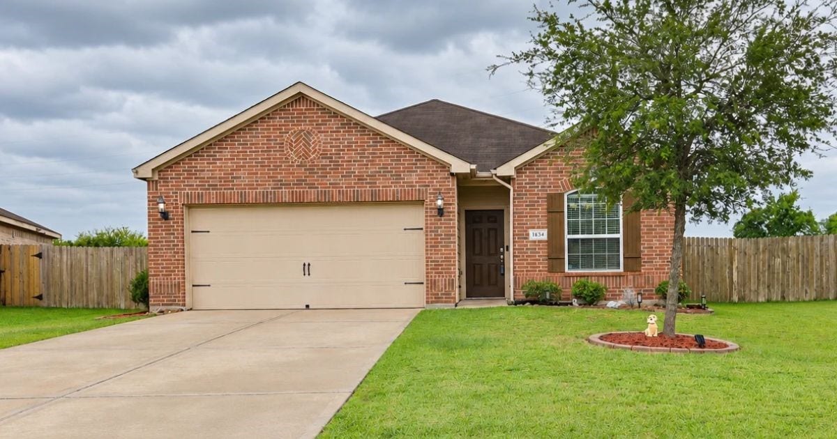 1634 Pink Stone Drive, Rosharon, TX 77583 Welcome to your 3 bedroom 2 bath home with a very large lot size!