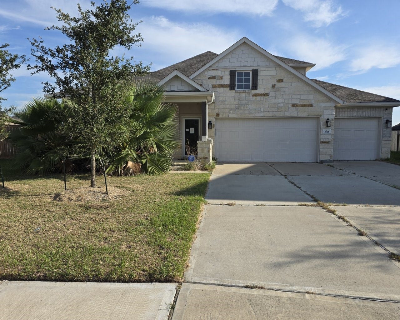 1621 Black Oak Drive, Rosharon, TX 77583 Beautiful 4-bedroom, 3-bath home on a quiet street.