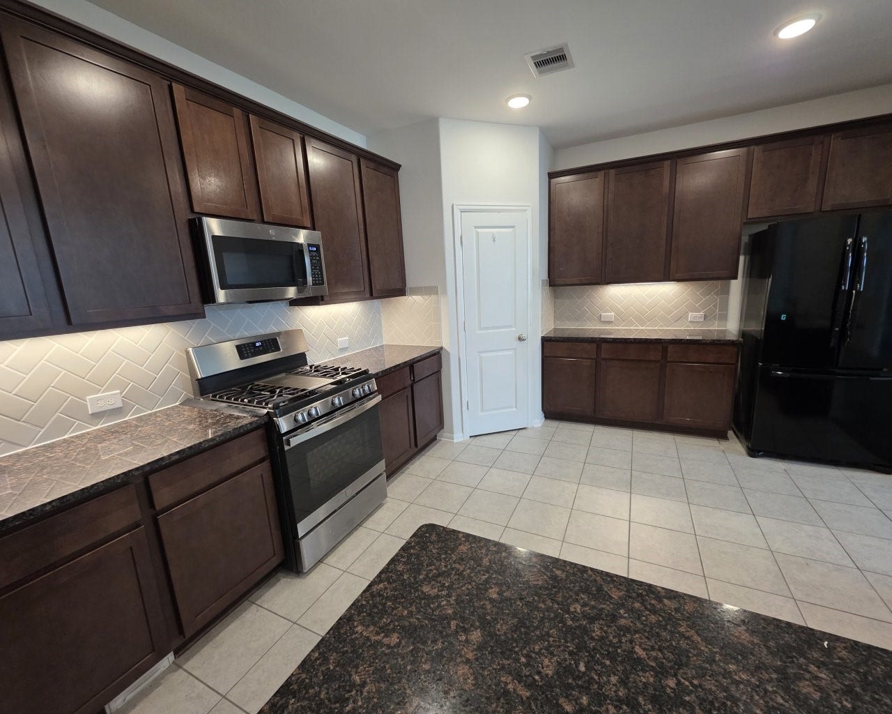 1621 Black Oak Drive, Rosharon, TX 77583 Gorgeous kitchen with lots of cabinets and counter space