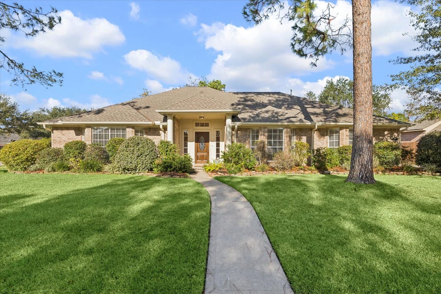 Property photo for 501 Pine Bluff Drive, Friendswood, TX