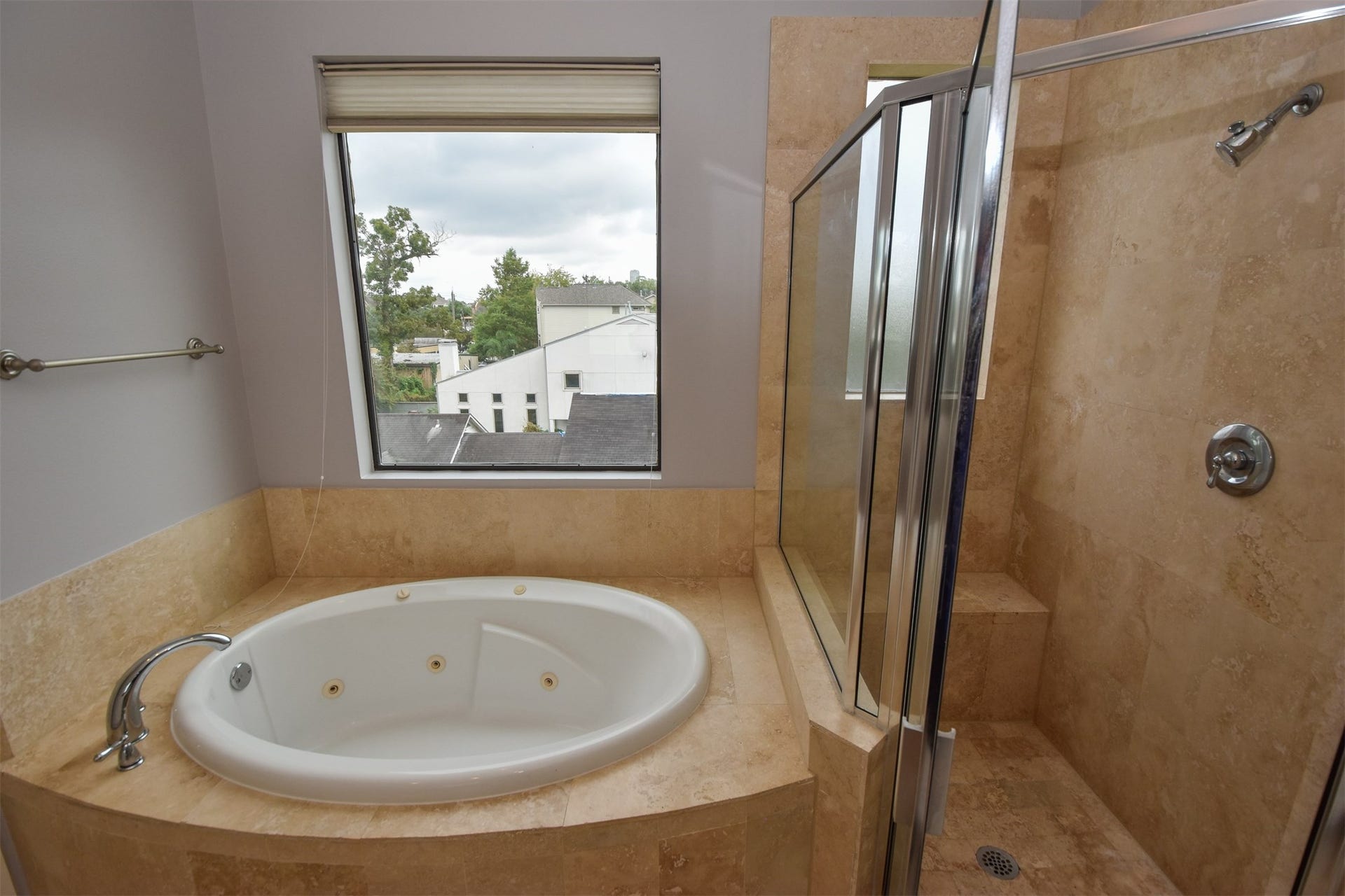 514 Birdsall Street, Houston, TX 77007 Jacuzzi bath in master bathroom