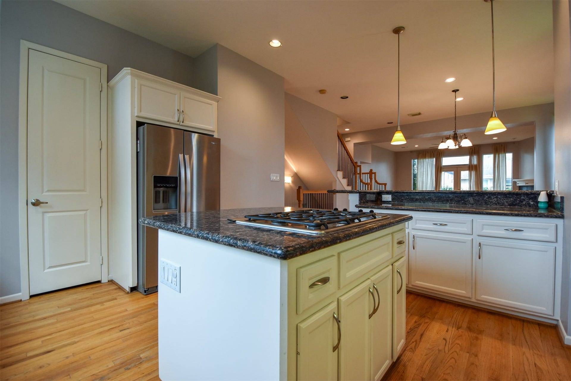 514 Birdsall Street, Houston, TX 77007 Island with gas cooktops, stainless appliances