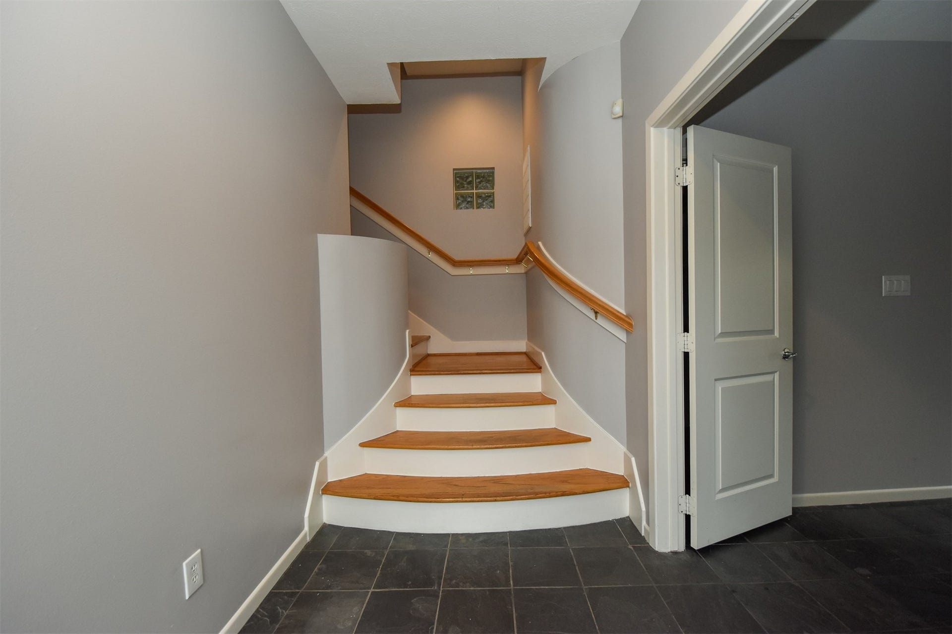 514 Birdsall Street, Houston, TX 77007 Entry leads to the downstairs flex room/bedroom