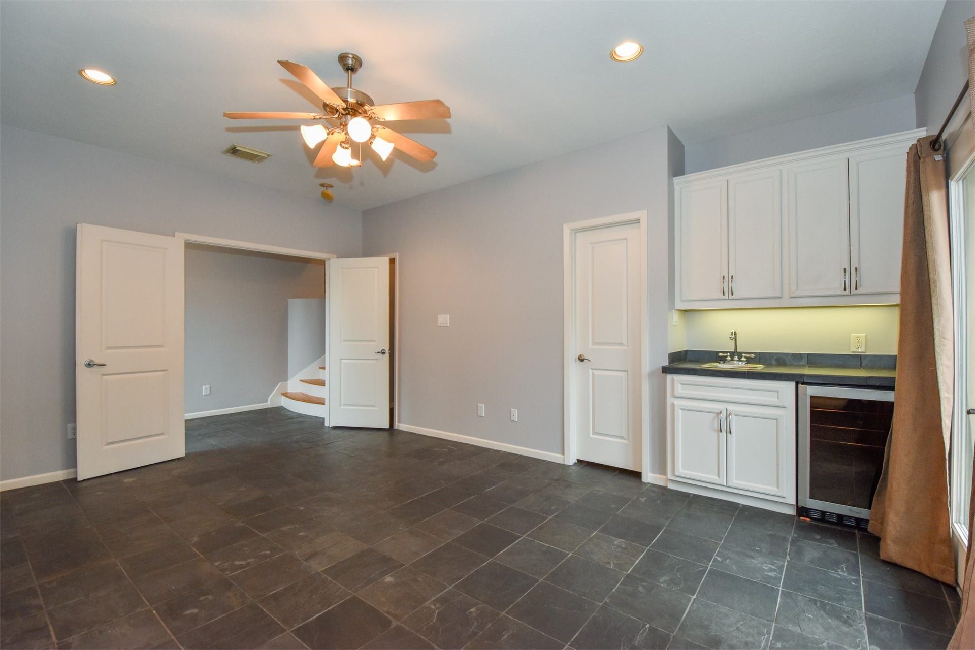 514 Birdsall Street, Houston, TX 77007 Downstairs flex room with beverage refrigerator & sink... just off the front entry