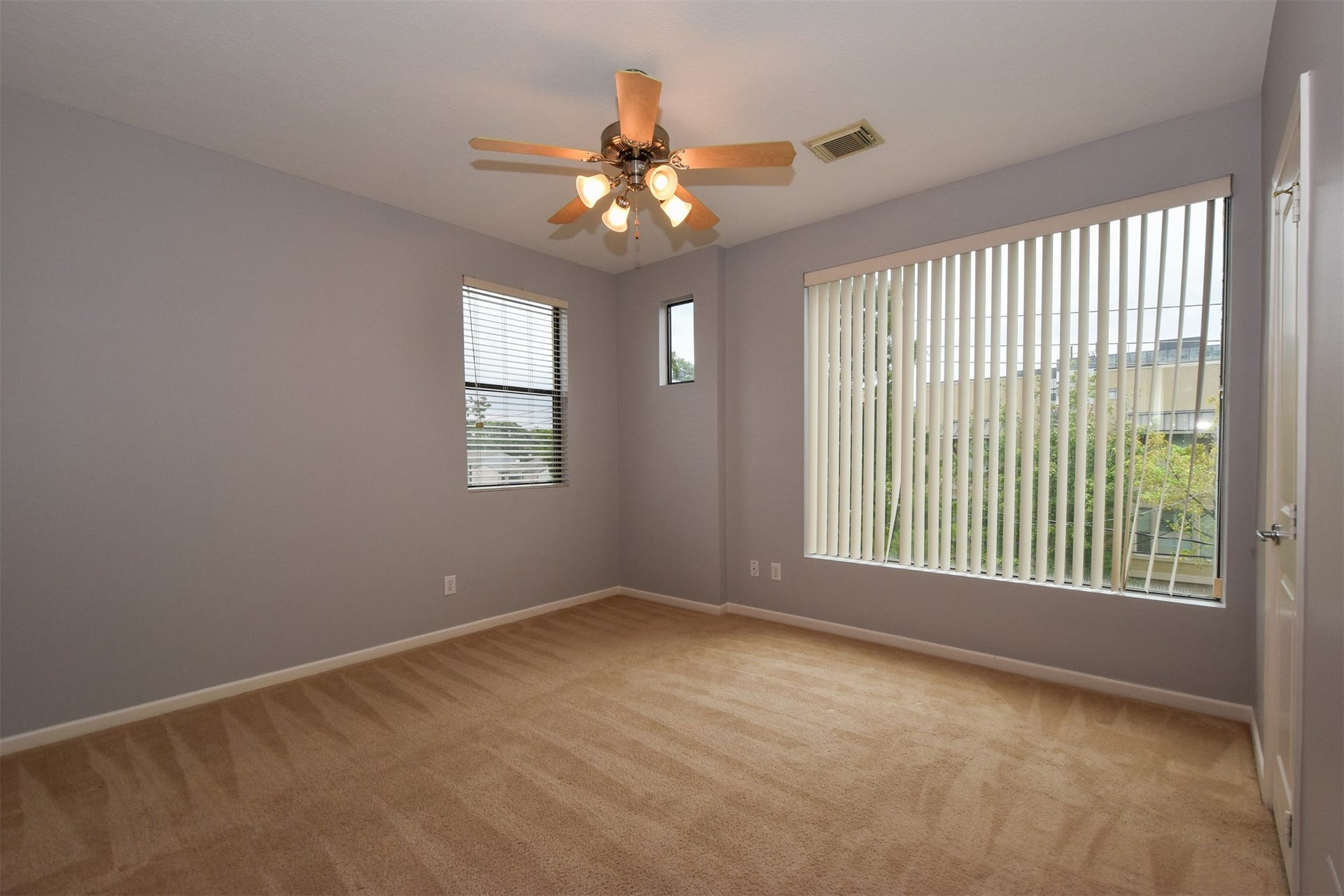 514 Birdsall Street, Houston, TX 77007 Large secondary bedroom upstairs on third floor