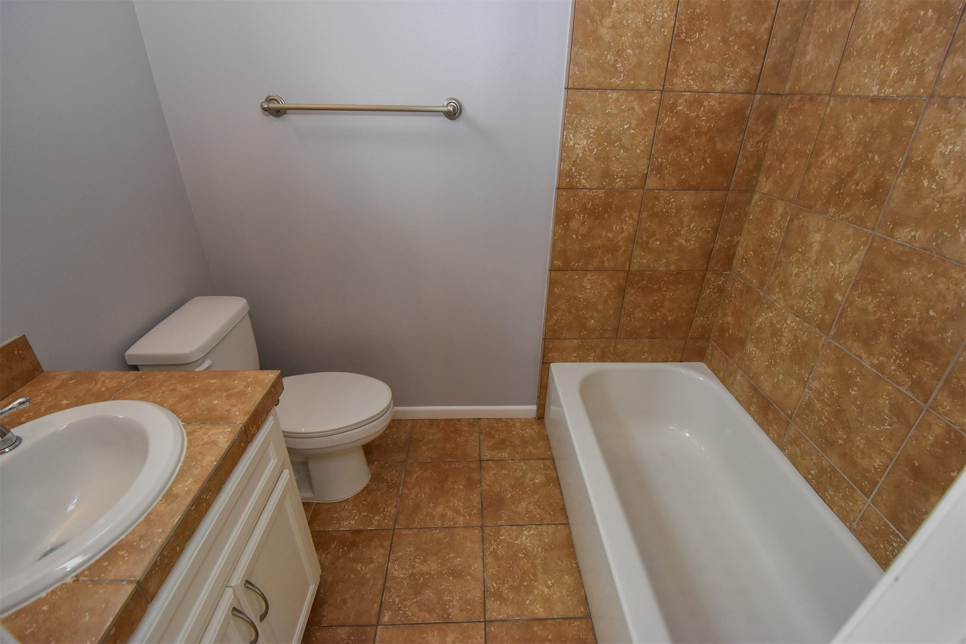 514 Birdsall Street, Houston, TX 77007 Upstairs secondary ensuite bathroom