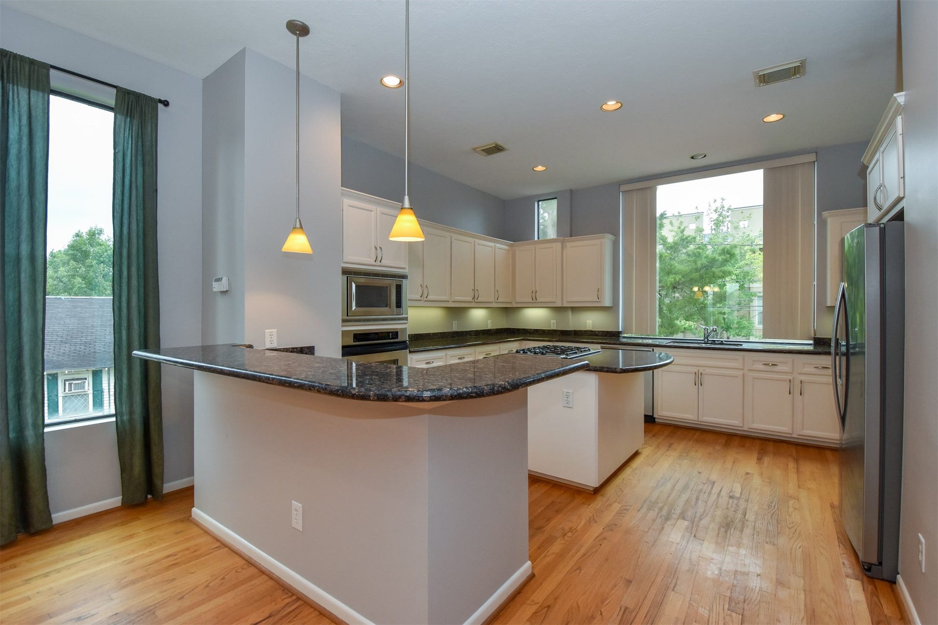 514 Birdsall Street, Houston, TX 77007 Open kitchen with room for bar stools on granite countertops