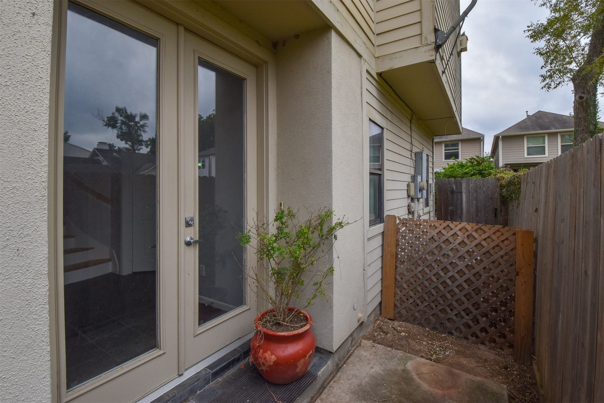 514 Birdsall Street, Houston, TX 77007 Gated entry & sidewalk leads to the front door entry