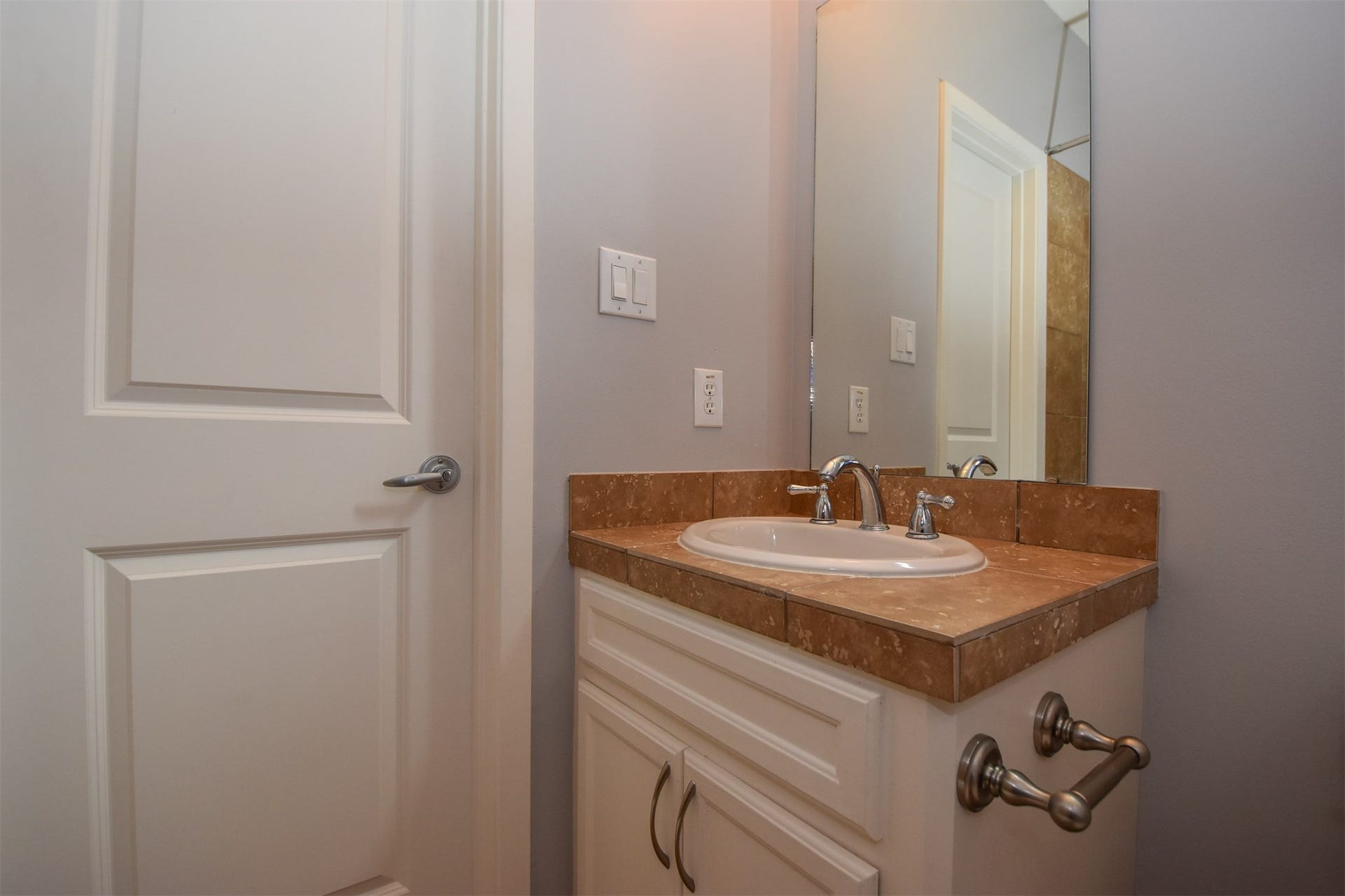514 Birdsall Street, Houston, TX 77007 Vanity in secondary ensuite bathroom