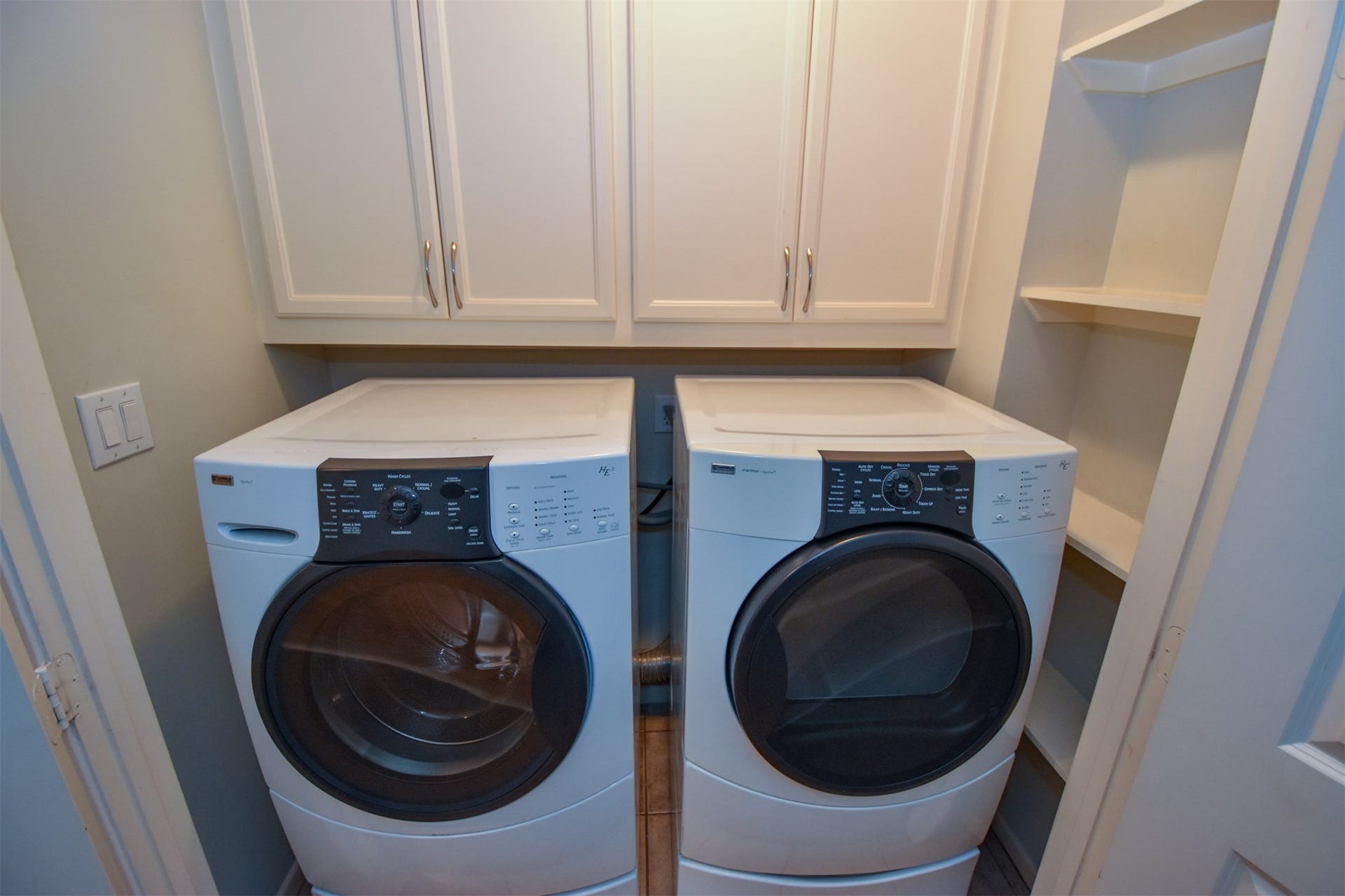 514 Birdsall Street, Houston, TX 77007 Washer & dryer in hallway on third floor, between primary and secondary bedrooms