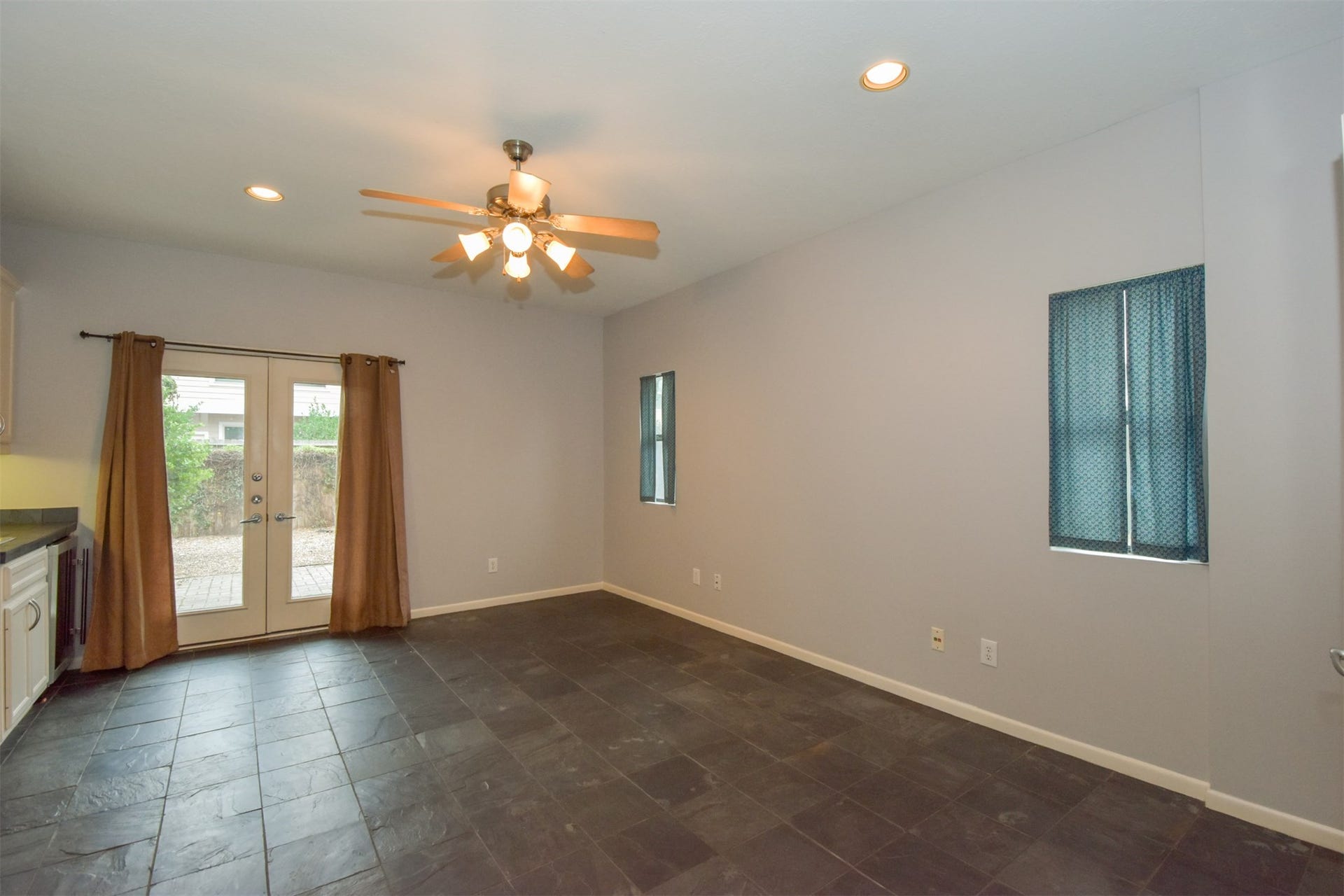 514 Birdsall Street, Houston, TX 77007 Downstairs room can be study/den or bedroom