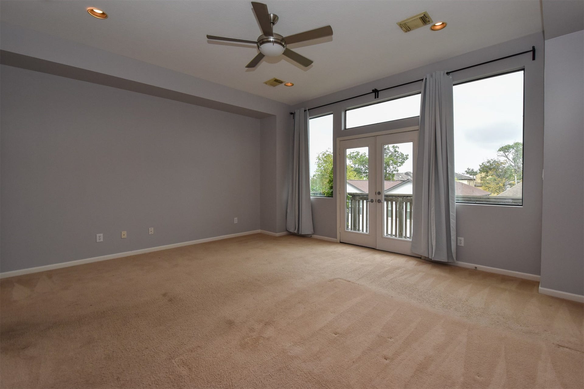 514 Birdsall Street, Houston, TX 77007 Spacious master bedroom with french doors leading to balcony, recessed lighting & ceiling fan