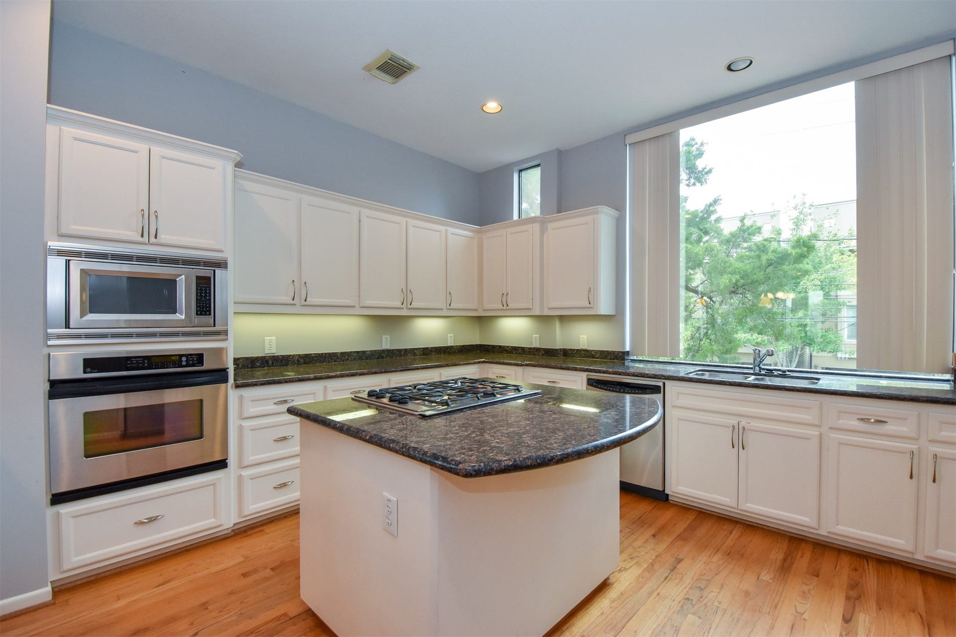 514 Birdsall Street, Houston, TX 77007 Kitchen loaded with cabinetes and storage...