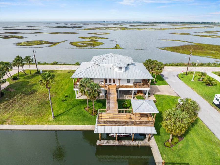 Property photo for 4301 Jolly Roger Road, Jamaica Beach, TX
