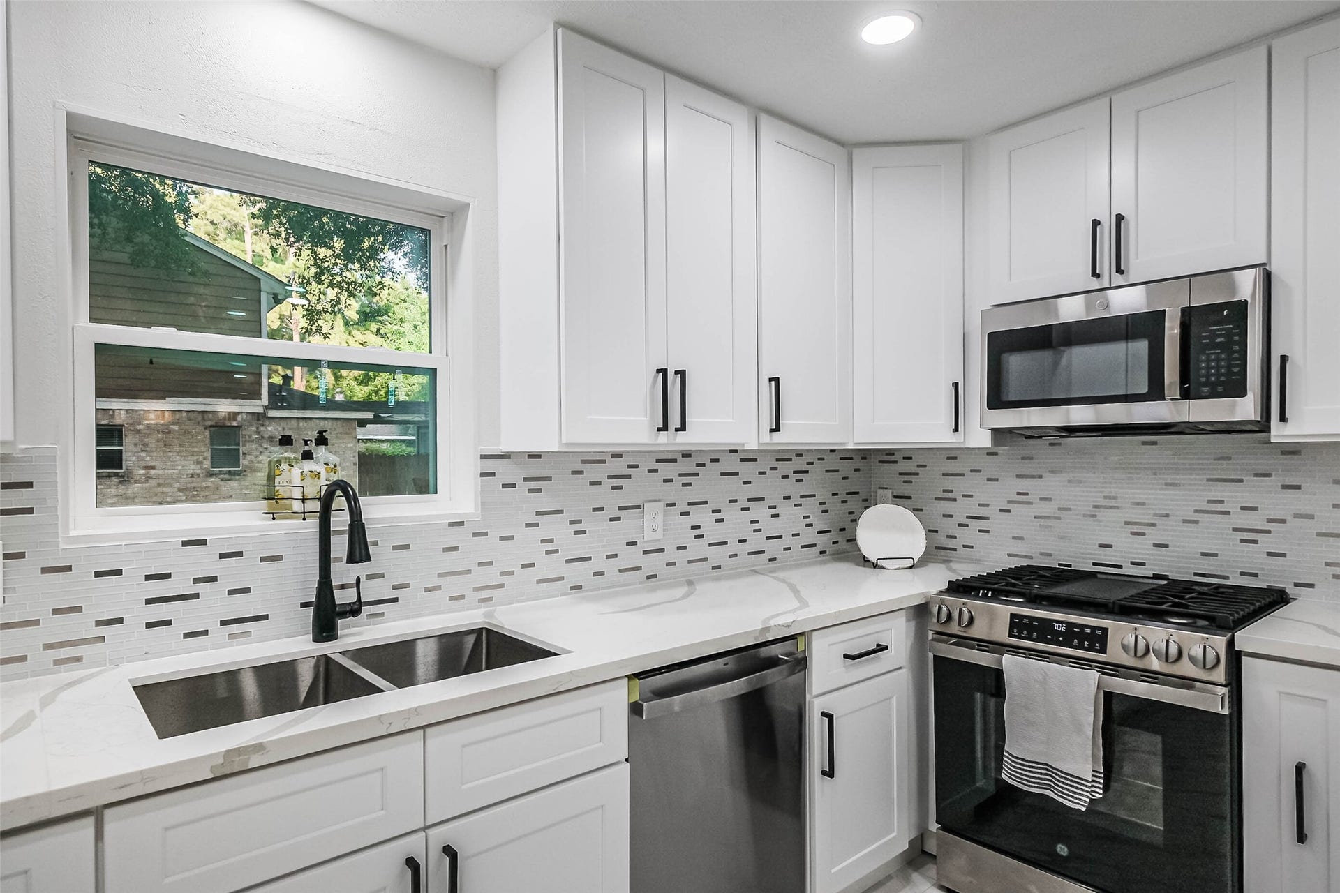 4023 Laverock Road, Spring, TX 77388 Enjoy brand new appliances.