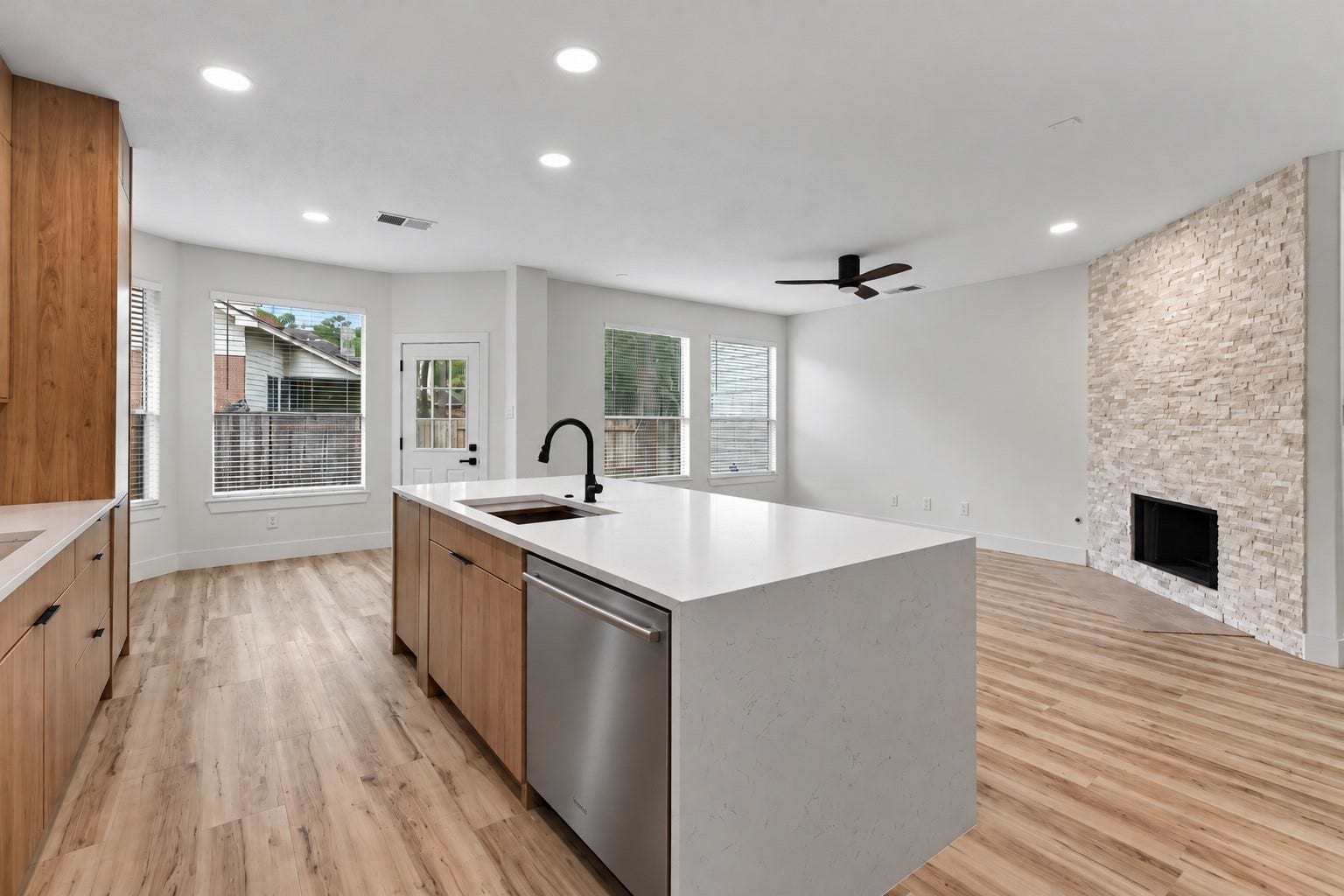 130 S Spinning Wheel Circle, The Woodlands, TX 77382