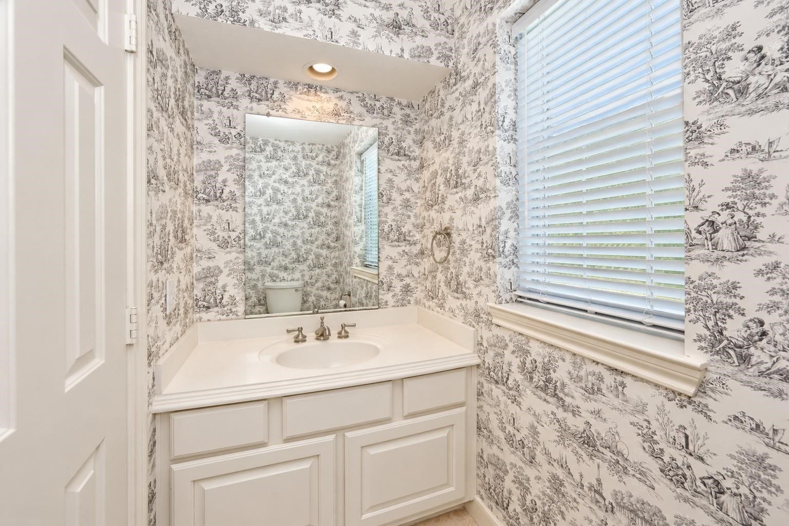 1515 Moon Shadow Court, Sugar Land, TX 77479 Powder Room