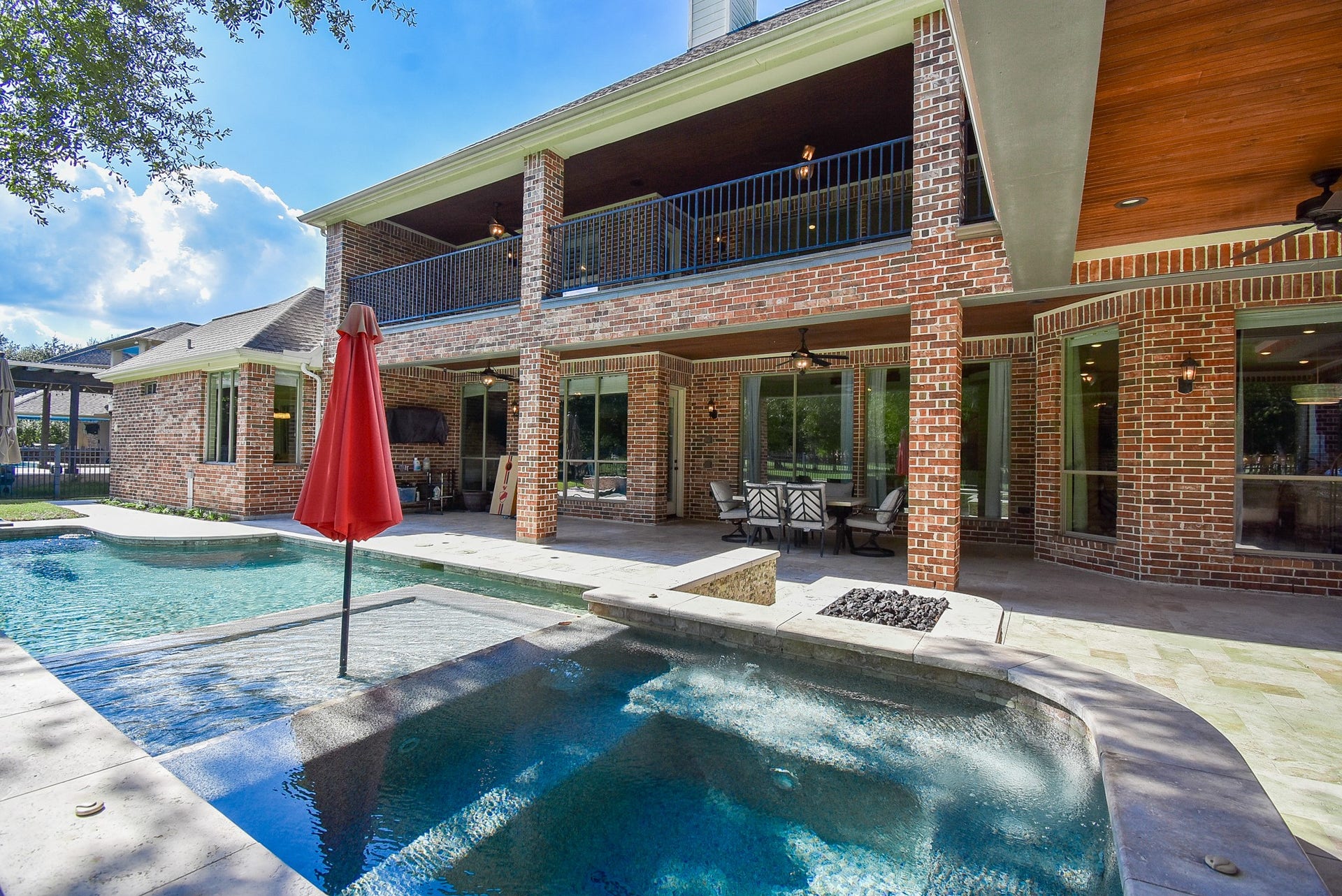 Relaxing Pool/spa with fire pit and toddler shelf.