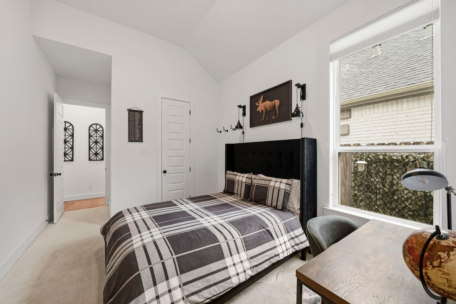 2514 Heritage Park Drive, Missouri City, TX 77459 Cozy carpet and a generous walk-in closet add the perfect touch to this inviting bedroom.