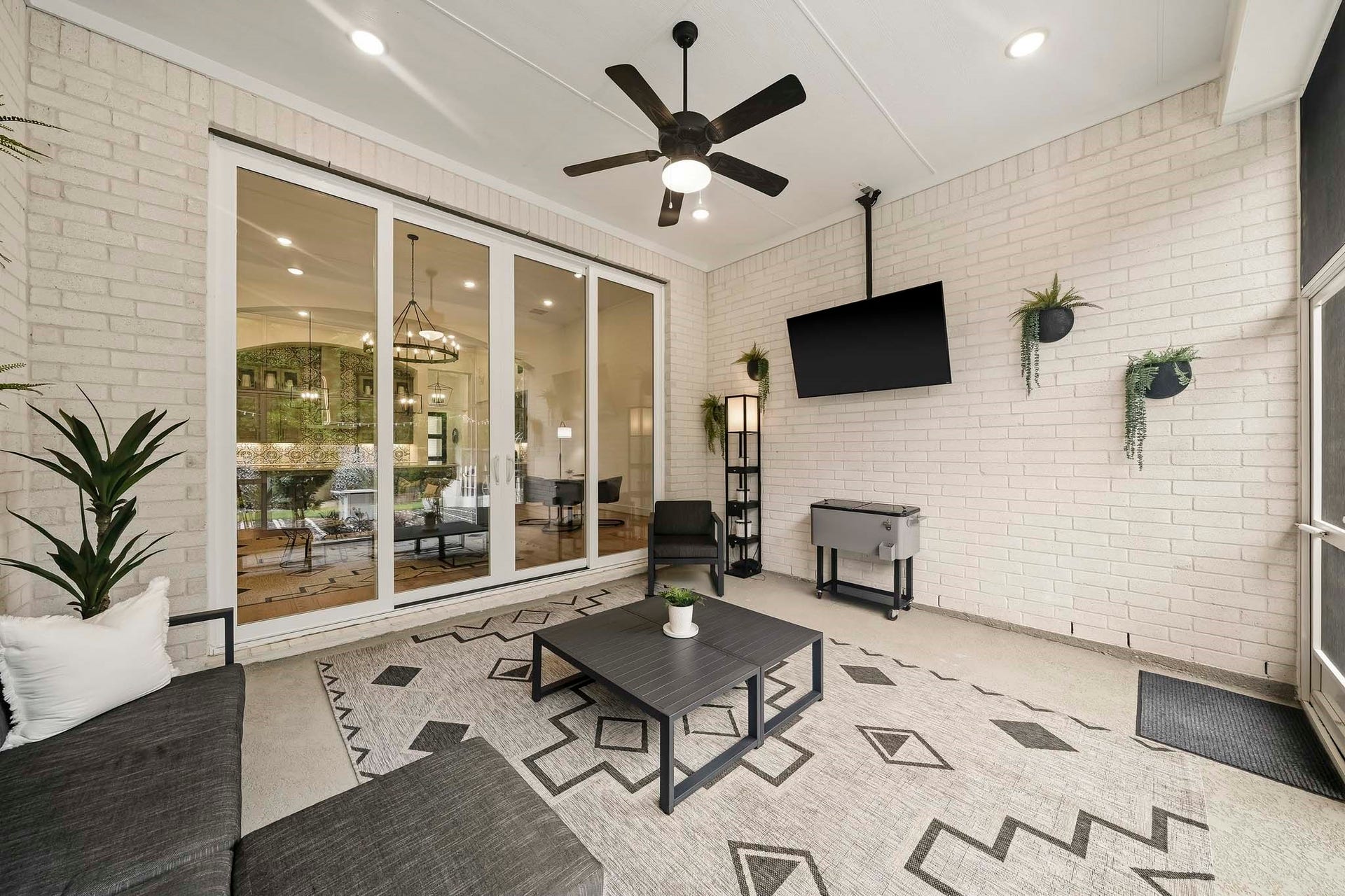 2514 Heritage Park Drive, Missouri City, TX 77459 Expansive sliding glass doors open the living room to the back patio, creating a seamless indoor/outdoor living experience enhanced by recessed lighting and a ceiling fan for added comfort.