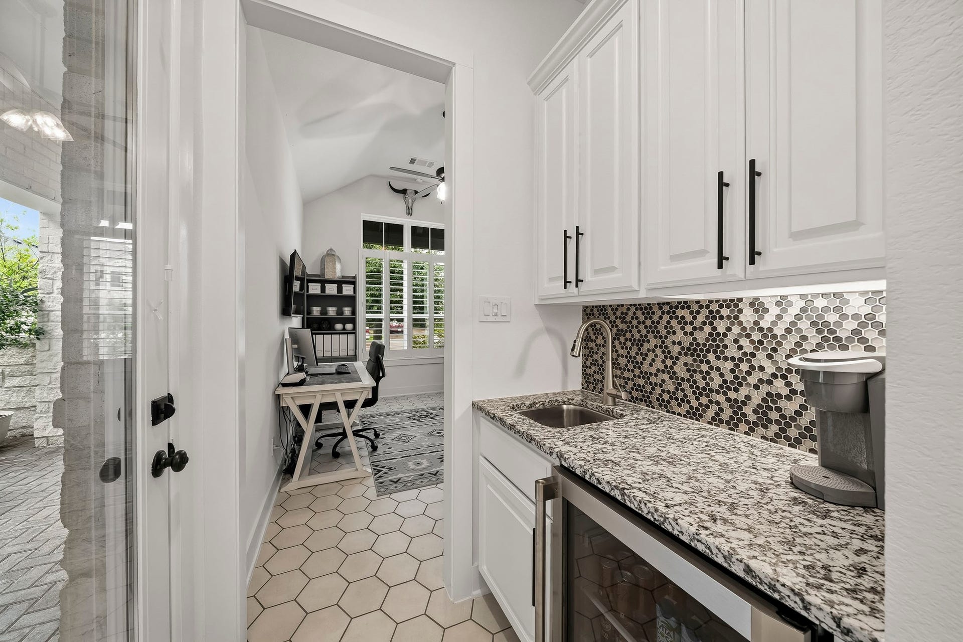 2514 Heritage Park Drive, Missouri City, TX 77459 Welcome to the Next Gen Casita! With its own private entrance, features include a morning kitchen/wet barwet bar that is beautifully appointed with a built-in refrigerator, a granite countertop,stainless steel sink and a decorative hexagonal back splash, complemented by abundant upper and lower cabinetry for exceptional storage.