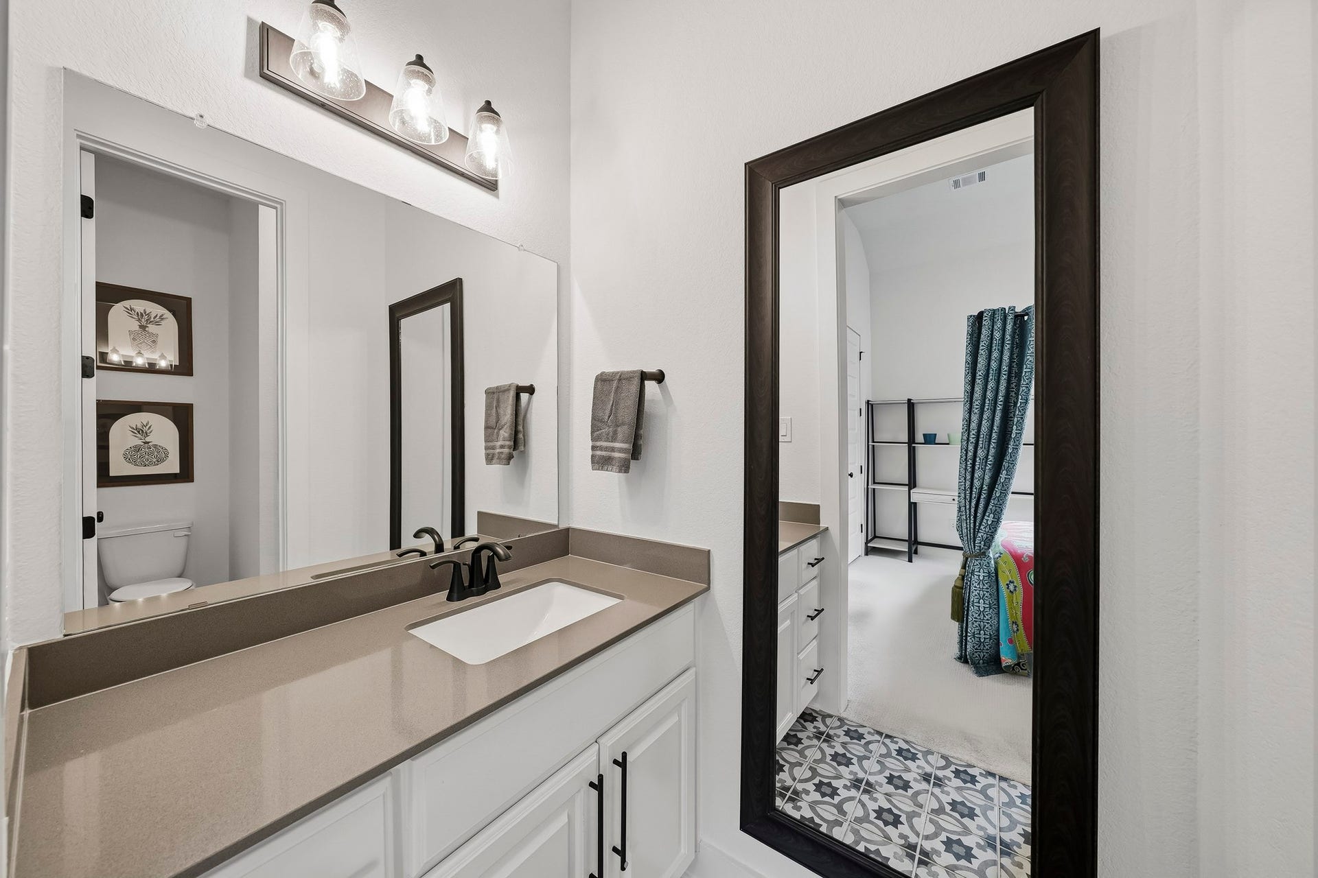 2514 Heritage Park Drive, Missouri City, TX 77459 The third bath features a convenient dressing area with direct access from the fourth bedroom, offering added privacy and functionality.